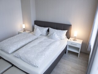 Schlafzimmer unten (Boxspringbett)