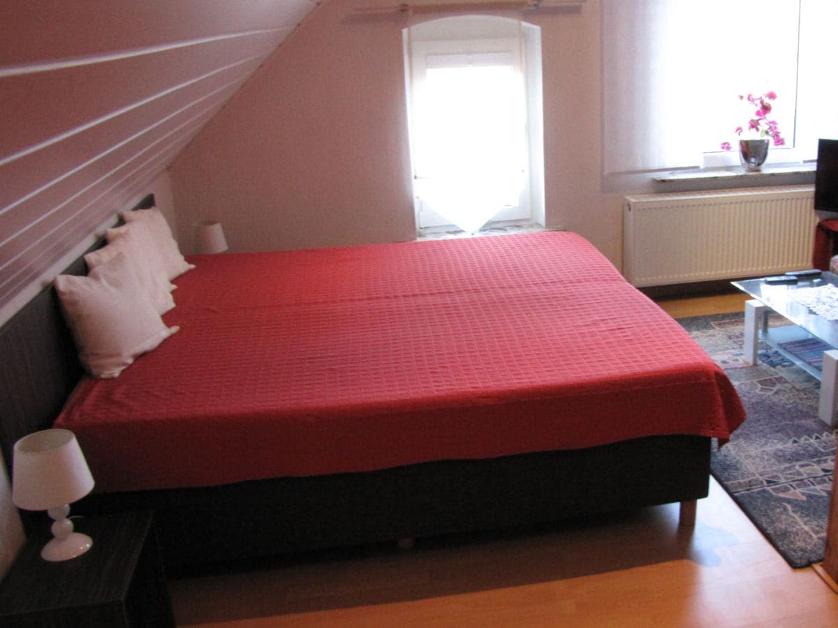 Schlafzimmer 2 im Oberschoß mit Boxspringbett