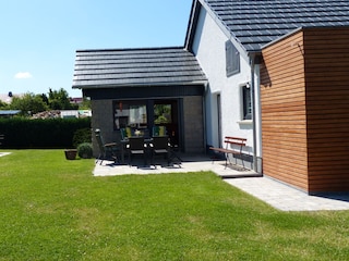 Rückansicht mit Terasse und Kaminecke