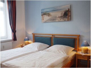 Schlafzimmer mit Doppelbett (inkl. Bettwäsche)