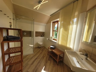 Badezimmer mit Dusche