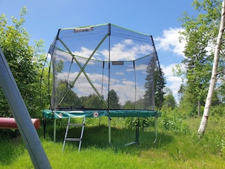 Trampolin auf dem Spielplatz