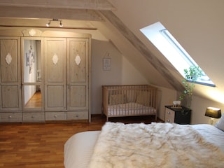 Schlafzimmer 2, Boxspringbett + Babybett