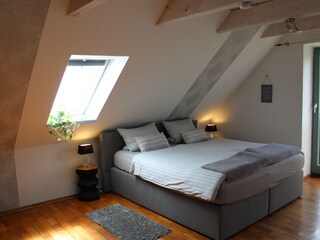 Schlafzimmer 2, Boxspringbett + Babybett