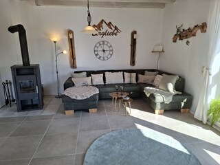 offener Wohnbereich mit Kamin