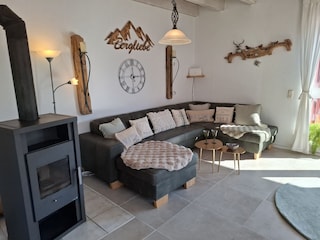 offener Wohnbereich mit Kamin