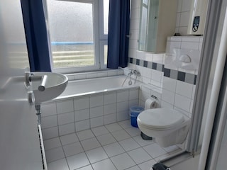 Badezimmer mit Dusche und Badewanne