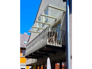 Der Balkon über dem Freisitz im geschützten Innenhof