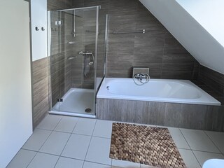 Bad und Dusche