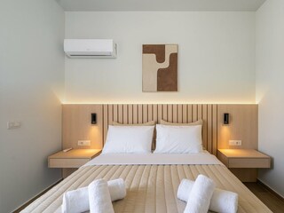 1. Schlafzimmer mit Zugang zum Garten