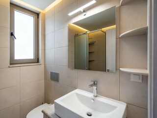 Modernes Bad mit Dusche und Toilette