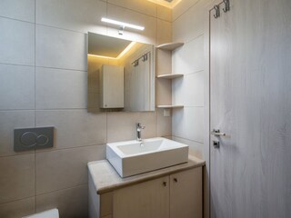 Modernes Bad mit Dusche und Toilette