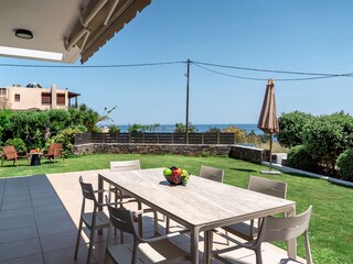 Terrasse mit großen Tisch und Meerblick