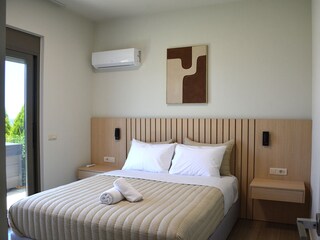 1. Schlafzimmer mit Meerblick + Zugang zum Garten