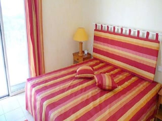 Schlafzimmer mit Baklon zum Meer
