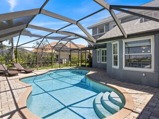 Poolarea der Villa Frangipani