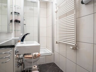 Bad 2 mit Dusche