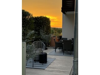 Terrasse Ferienwohnung Kobaltblau bei Sonnenuntergang