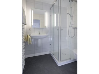 Badezimmer mit Dusche und WC