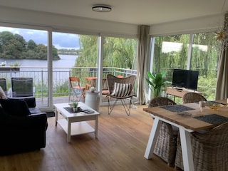 Wohnküche mit direktem Seeblick