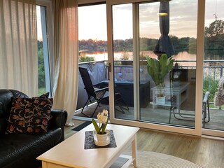 Wohnzimmer mit Wohnküche und Balkon toller Seeblick