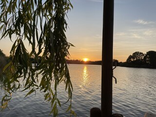 Traumhafte Sonnenuntergänge an unserem Bootssteg