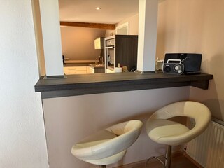 Küche mit Barhockern