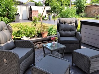 Garten mit Möbeln zur Benutzung