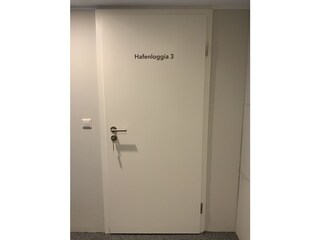 Eingangstür mit Beschriftung