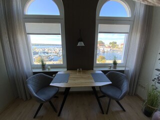 Esstisch mit Aussicht im Wohnzimmer