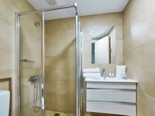 Modernes Bad mit Dusche und WC