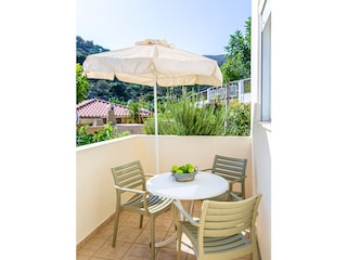 Balkon mit Garten- und Bergblick