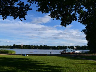 Im Schatten sitzen am Strand ... Eiscafé nebenan ...