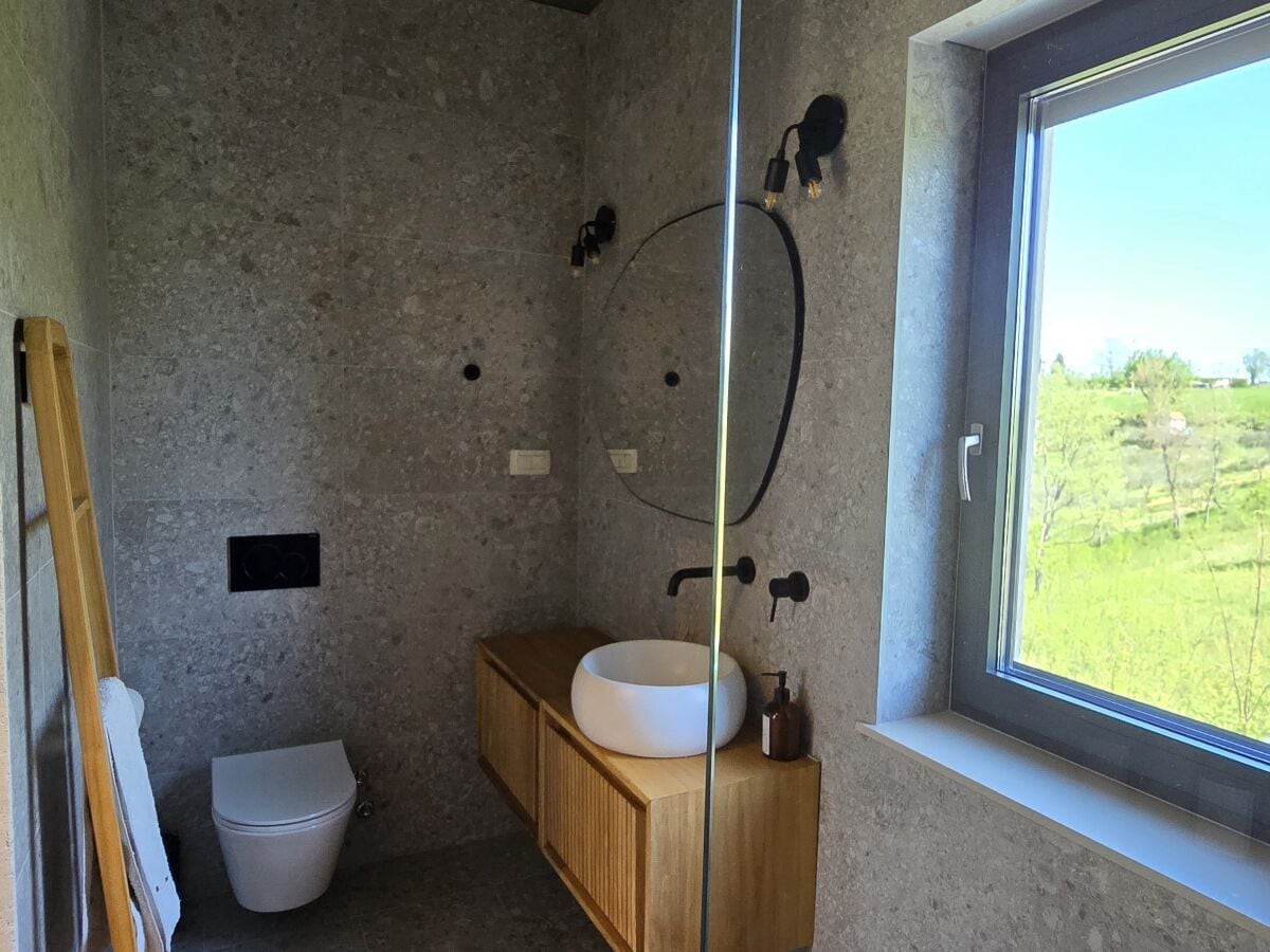 Ensuite bathroom with wak in shower