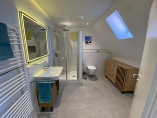 Bad mit Dusche und Platz für Alles