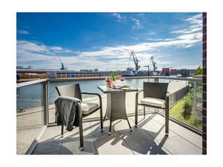 Hafenspitze App. 03 - Blick auf den Balkon und auf den Seehafen
