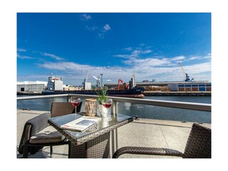 Hafenspitze App. 03 - Blick auf den Balkon und auf den Seehafen