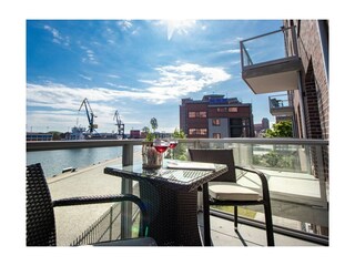 Hafenspitze App. 03 - Blick auf den Balkon und in Richtung Altstadt