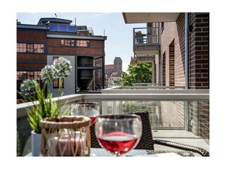 Hafenspitze App. 03 - Blick auf den Balkon und in Richtung Altstadt