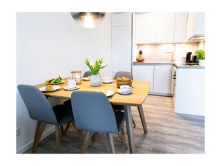 Hafenspitze App.1.03- Esstisch und Küchenzeile