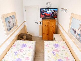 TV auf Kleiderschrank