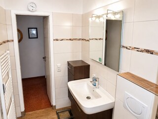 Bad mit Spiegelschrank