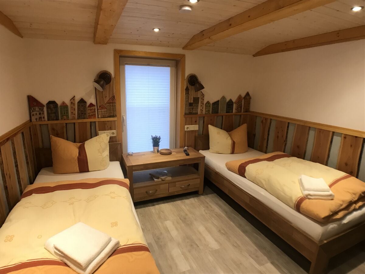 Schlafzimmer 2 mit getrennt stehenden Betten (Hofseite)