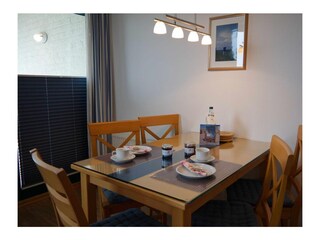 Esstisch im Wohnzimmer der Inselblume 04