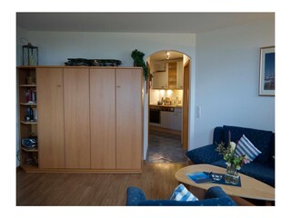 Wohnzimmer Blick in Richtung Flur und Küche in der Inselblume 04