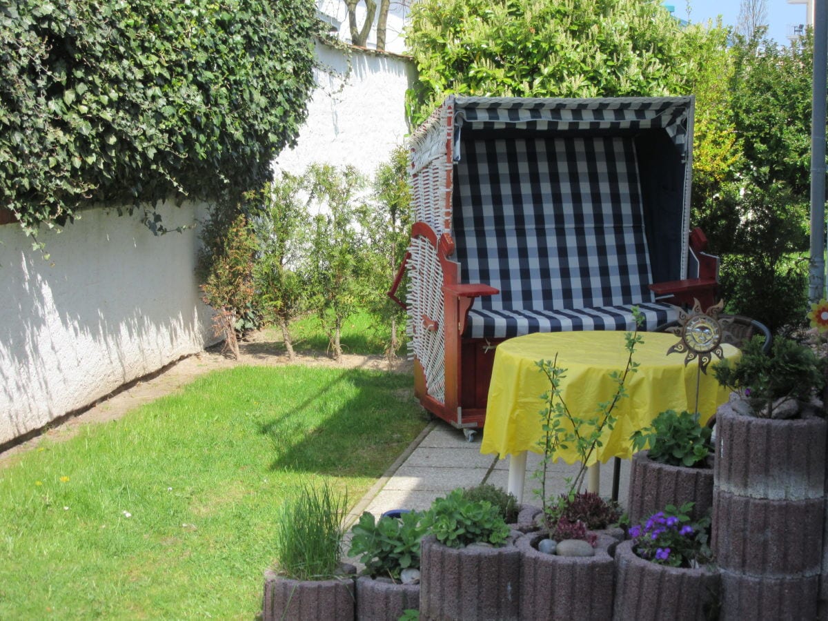 Westansicht mit XL Strandkorb auf grüner Terrasse