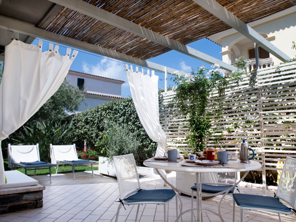 Patio with Garden view and sunbathing area