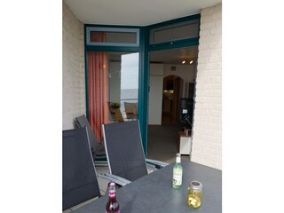 Blick vom Balkon ins Wohnzimmer der Ferienwohnung Inselblume 03 auf Fehmarn