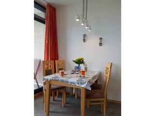 Esstisch mit Deko in der Ferienwohnung Inselblume 03 auf Fehmarn