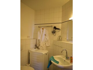 Badezimmer mit Waschmaschine in der Ferienwohnung Inselblume 03 auf Fehmarn